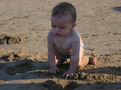 Los bebés se llenan de arena en la playa